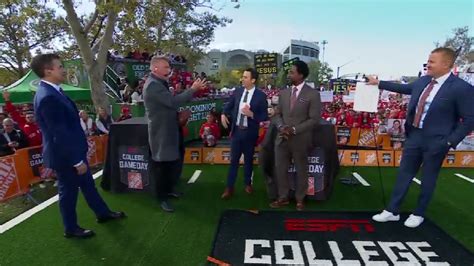 As mentalist and Michigan alum Oz Pearlman visited the College GameDay crew for Saturdays big Ohio State game against Penn State, he got McAfee involved on one of his signature card tricks. . Mentalist on college gameday